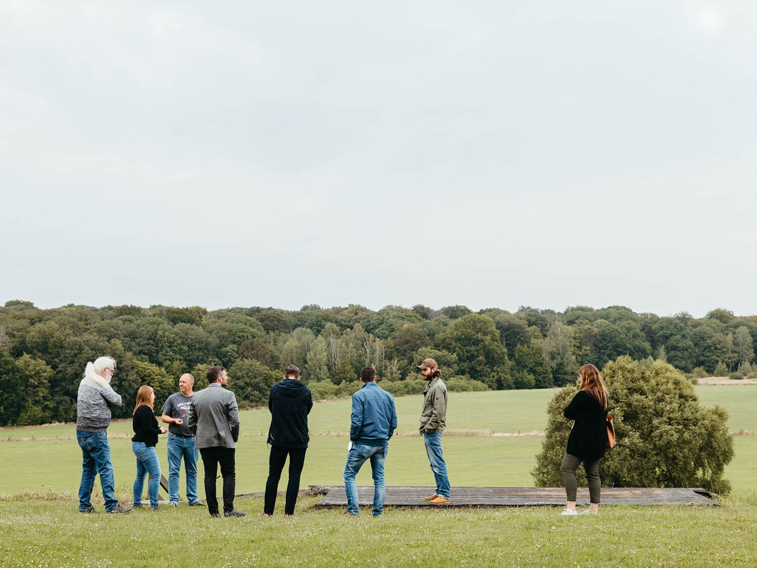 Konstantin Kuhle in direct conversation with citizens and stakeholders in a field – politics in dialogue on site.