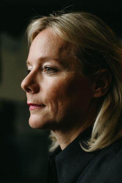 Expressive profile close-up of Nina Pütz at Rutz Berlin. Personal branding portrait photographed by Munir Werner.