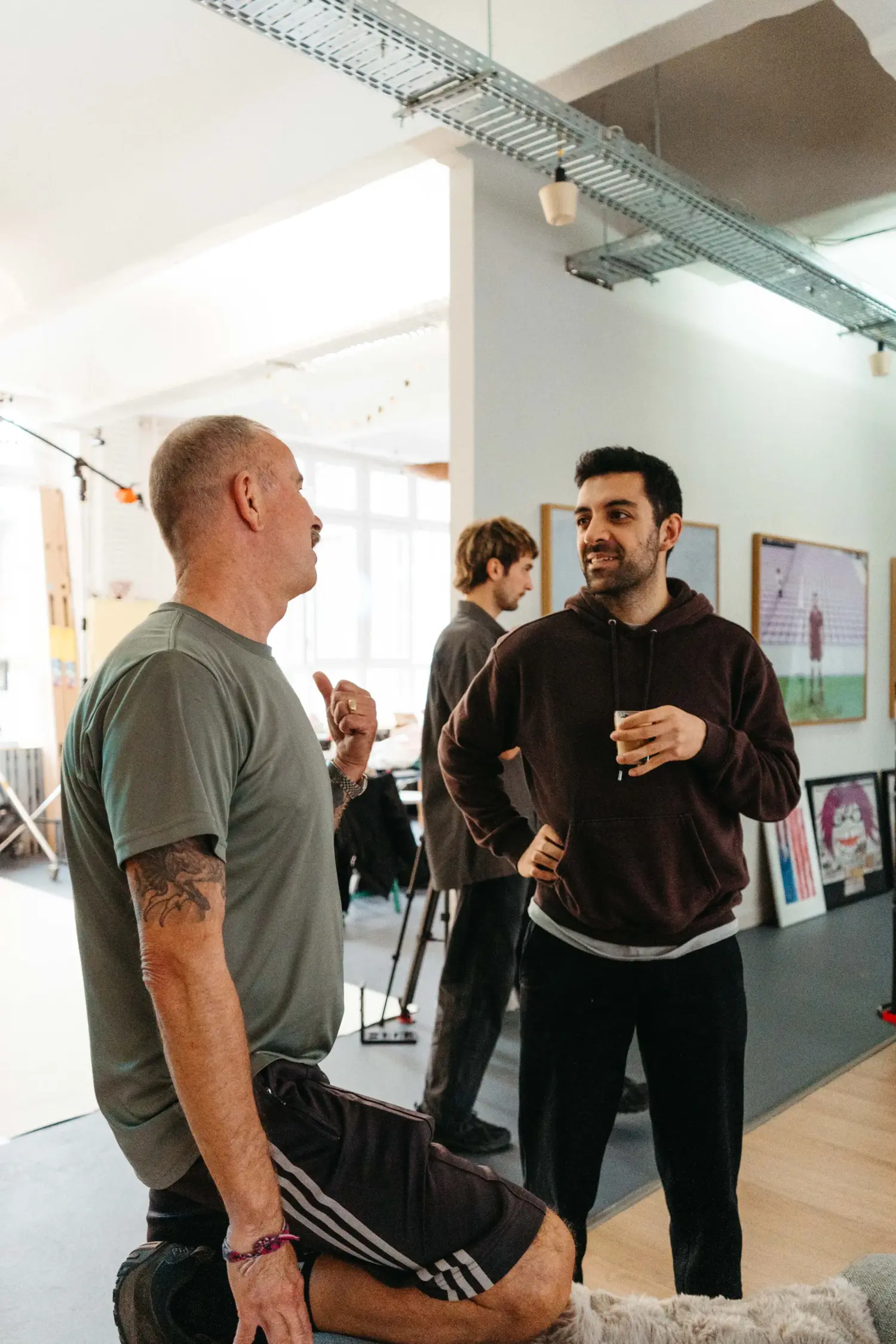 Alireza Davatgar discussing with crew member Markus Janowski on set during preparations for the next shot.