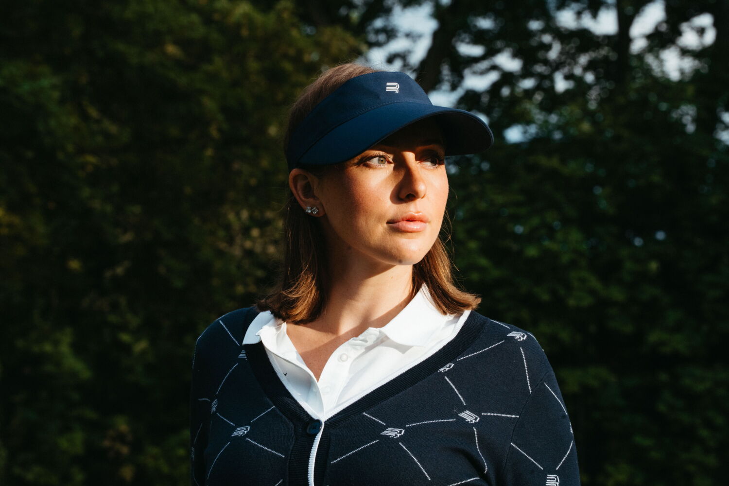 Atmospheric portrait of golfer Laura Kowohl, illuminated by the low sun (golden hour) on the course.