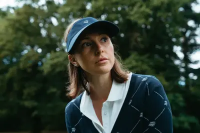 Portrait shot of Laura Kowohl wearing a Röhnisch visor and golf cardigan, serving as the thumbnail for the fashion and lifestyle photo series.