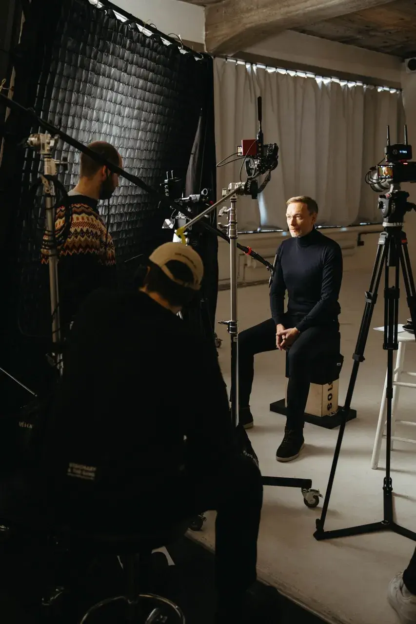 Behind the Scenes: Christian Lindner sitting in the spotlight while the boom mic and camera are being set up for the FDP election commercial.