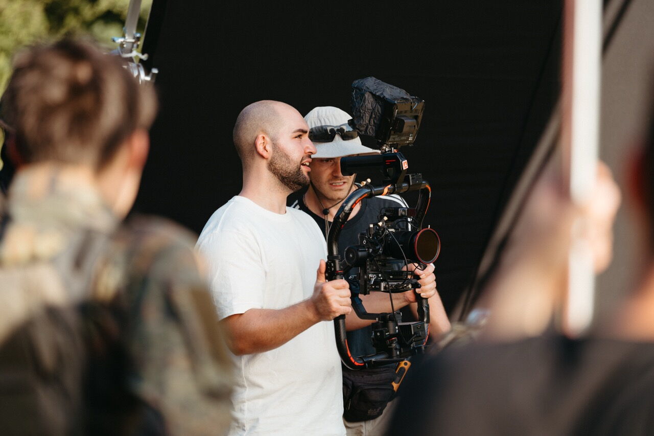 Kameramann Muni Werner mit einem DJI Ronin Gimbal-System bereitet sich auf eine dynamische Aufnahme am Set des Saab L20C Films vor.