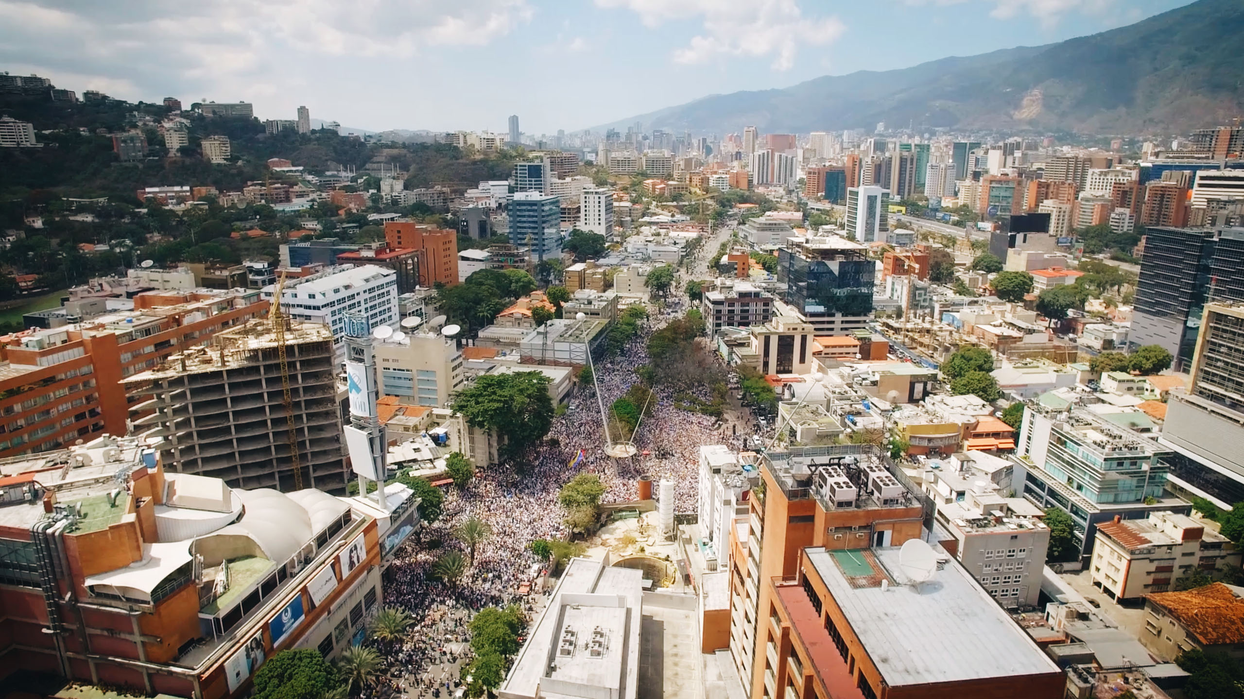 Drohnenaufnahme einer massiven Demonstration in Caracas, Venezuela, die das enorme Ausmaß der Protestbewegung gegen die Regierung zeigt.