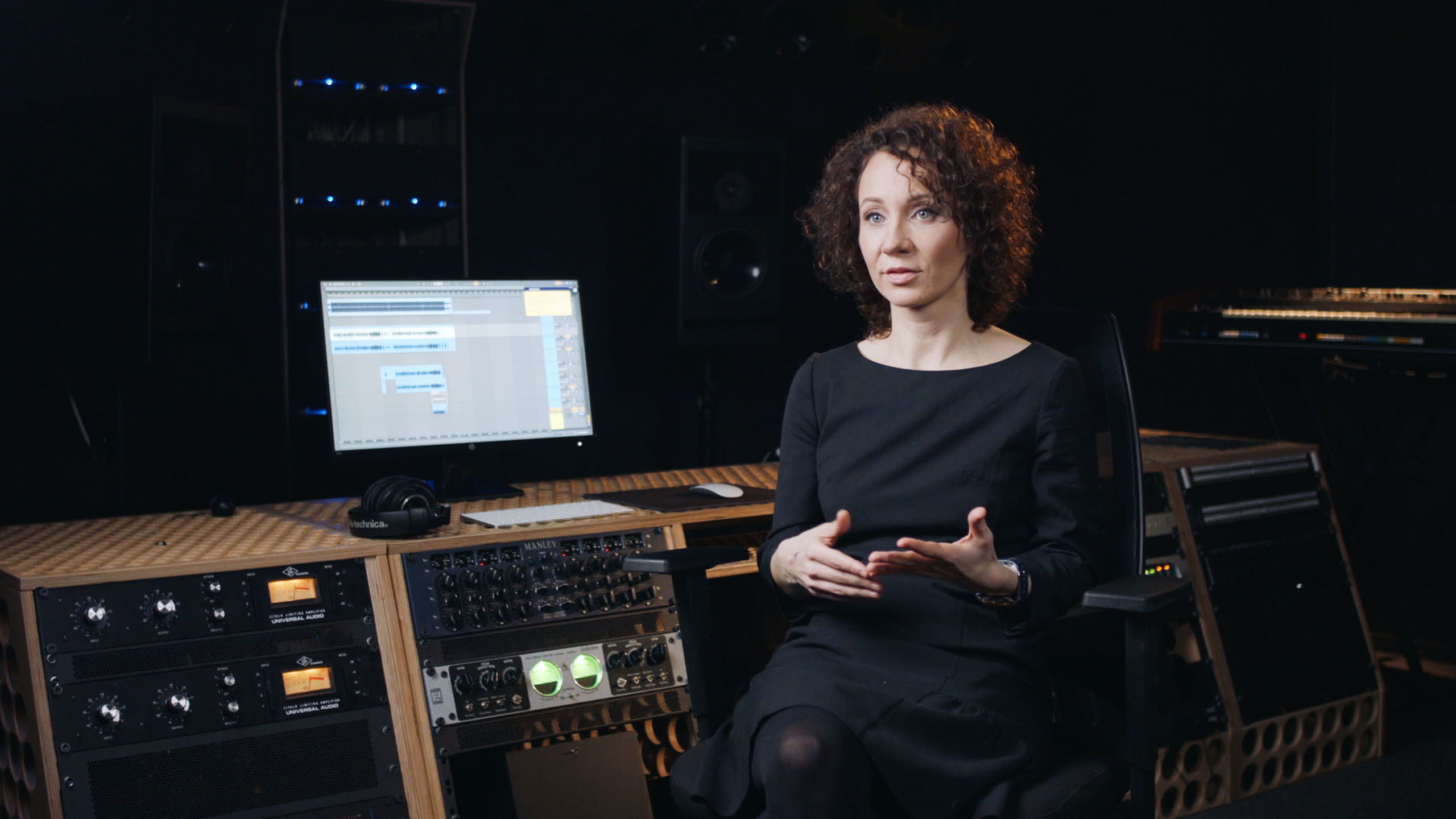 Interview-Situation im Tonstudio für die Dokumentation der Friedrich-Naumann-Stiftung über Frauen im politischen Widerstand.