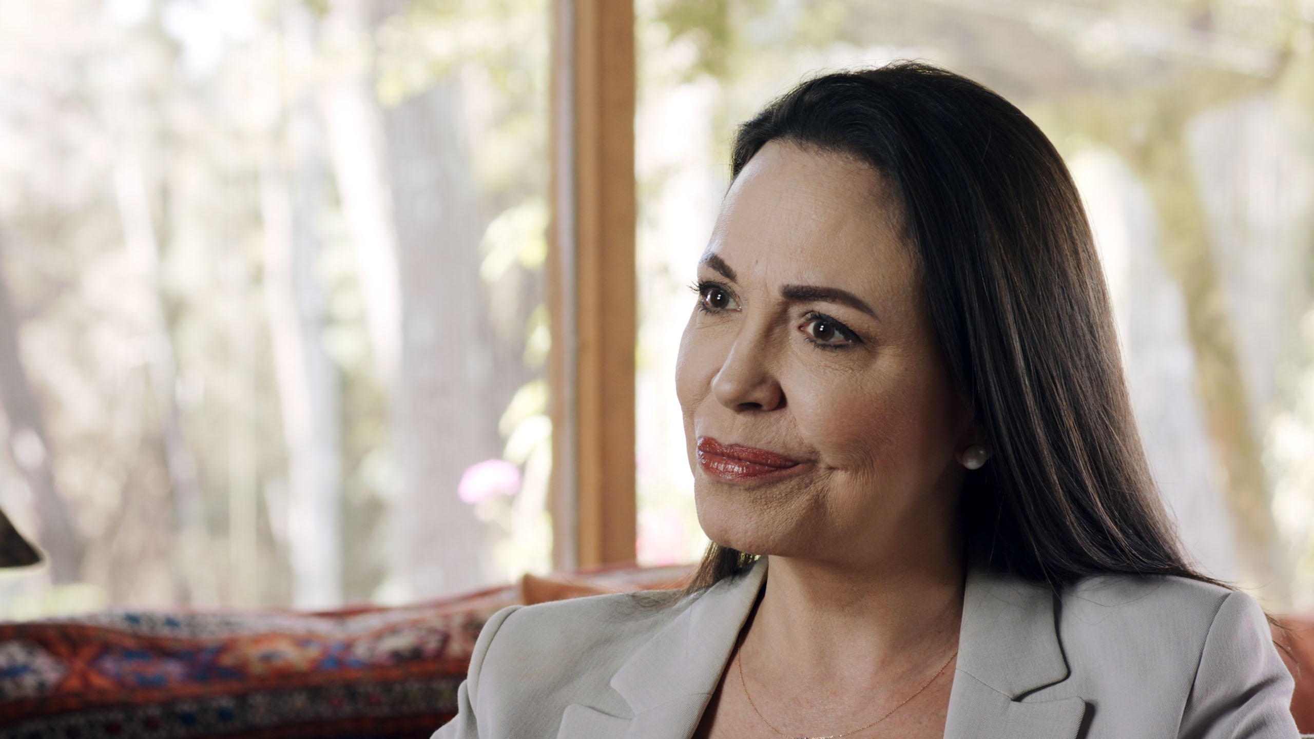 Interview mit der politischen Aktivistin Maria Corina Machado über den Kampf für demokratischen Wandel und den Einfluss von Frauen in der Opposition.