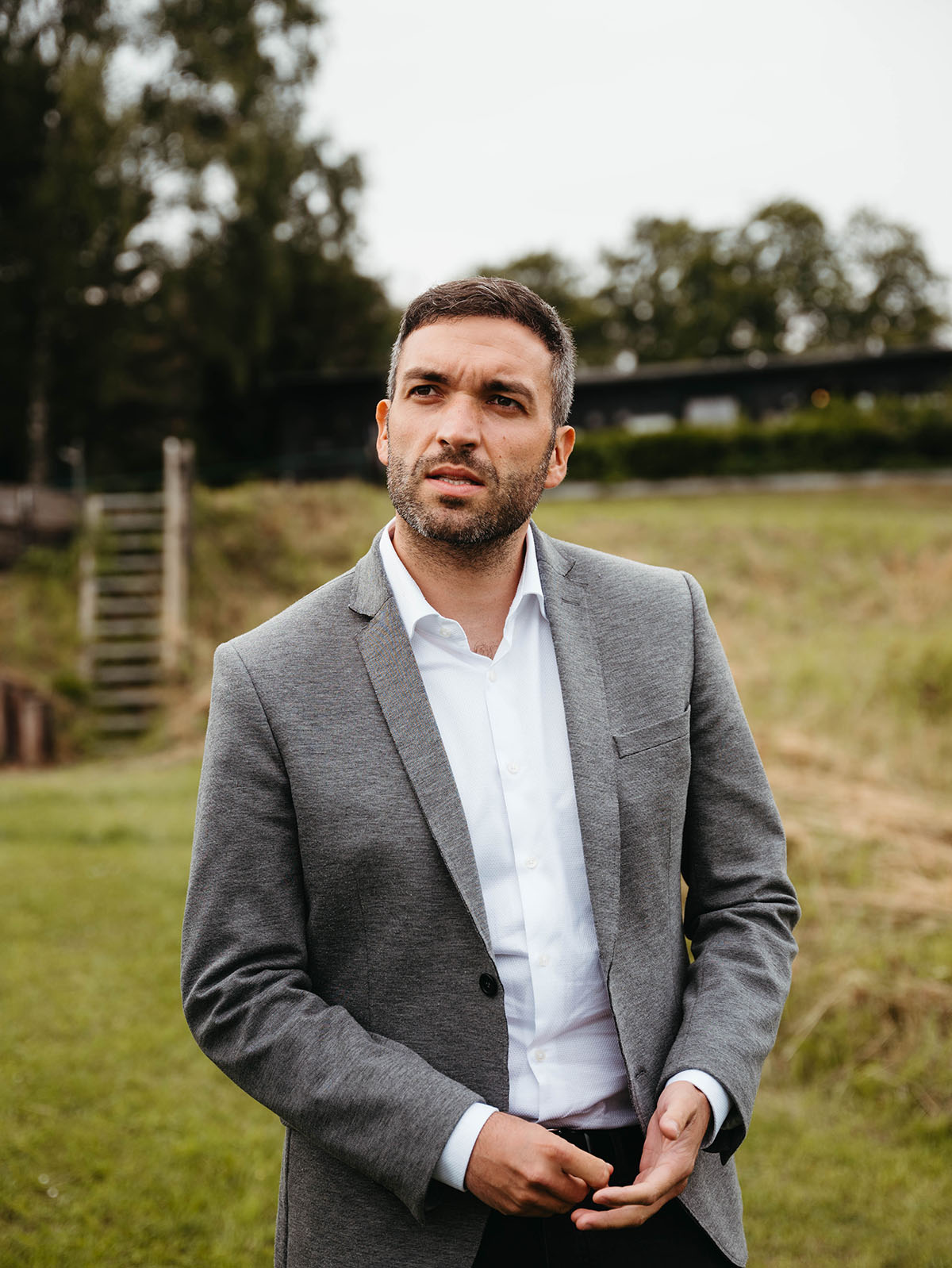 Porträt des Bundestagsabgeordneten Konstantin Kuhle im grauen Sakko, aufgenommen während seiner Sommertour im Grünen.